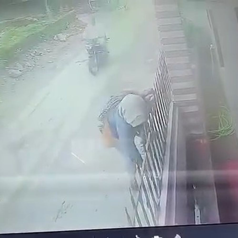 पगला-भिखारी बनकर आया चोर, डॉक्टर के घर से मूर्ति चुराई:शहडोल की आदर्श कॉलोनी में दीवार लांघकर घुसा, CCTV में फुटेज में दिखा