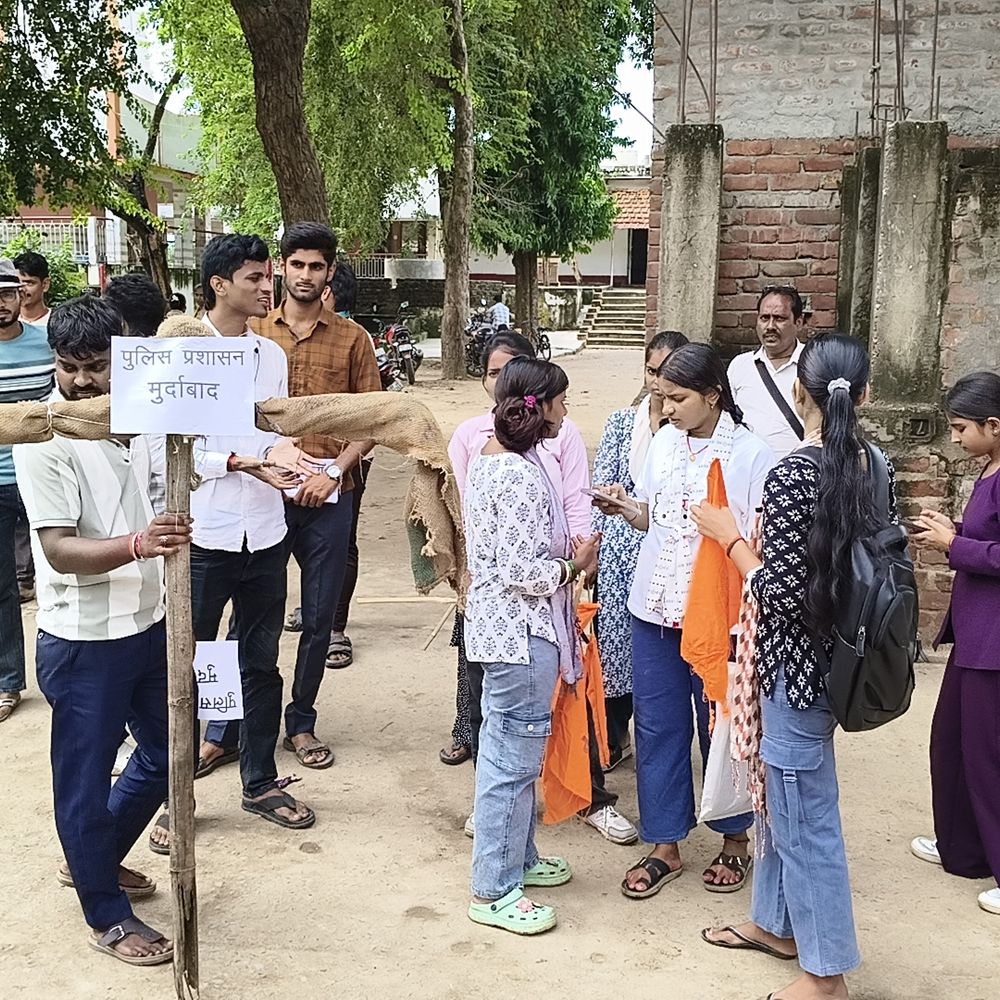 लखीसराय में अभाविप ने पुलिस प्रशासन का पुतला फूंका:विभाग संयोजक से मारपीट का आरोप; जातिसूचक शब्द कहने का दावा, 48 घंटे में कार्रवाई की मांग