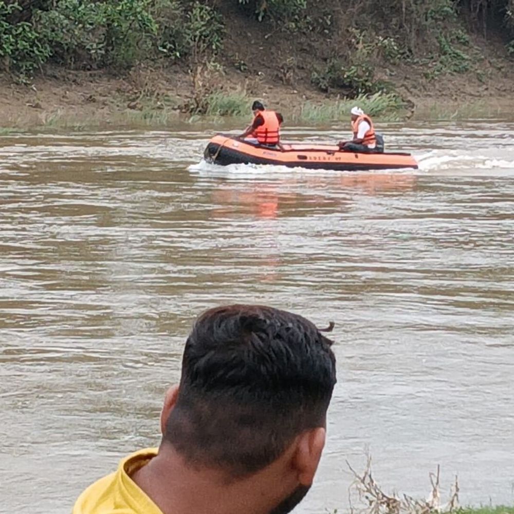 सतना में उफनती तुर्री नदी में बाइक समेत फंसे चाचा-भतीजा:ग्रामीणों ने भतीजे को बचाया; चाचा बहा, तलाश जारी
