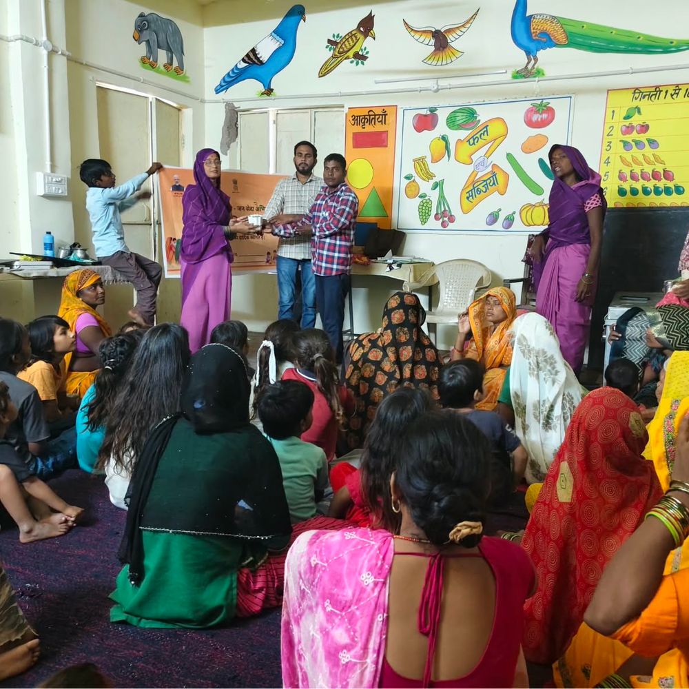 धौलपुर में आंगन मिलन समारोह, कार्यकर्ताओं का सम्मान:पोषण, स्वास्थ्य, टीकाकरण और महिला-बाल कल्याण योजनाओं के प्रति किया जागरूक