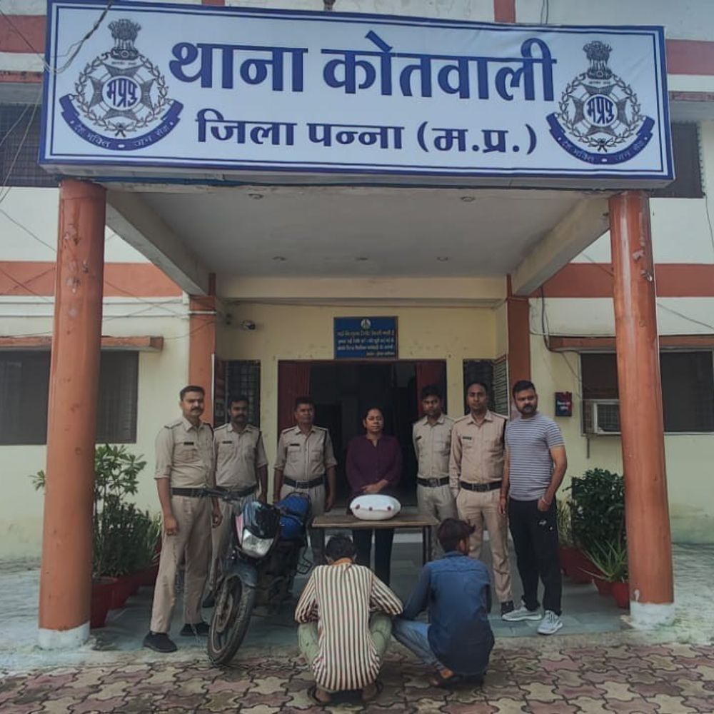 पन्ना में 2 किलो गांजा के साथ दो तस्कर गिरफ्तार:बाइक से ग्राहक तलाश रहे थे, ₹86 हजार का सामान जब्त; तीसरे आरोपी की तलाश