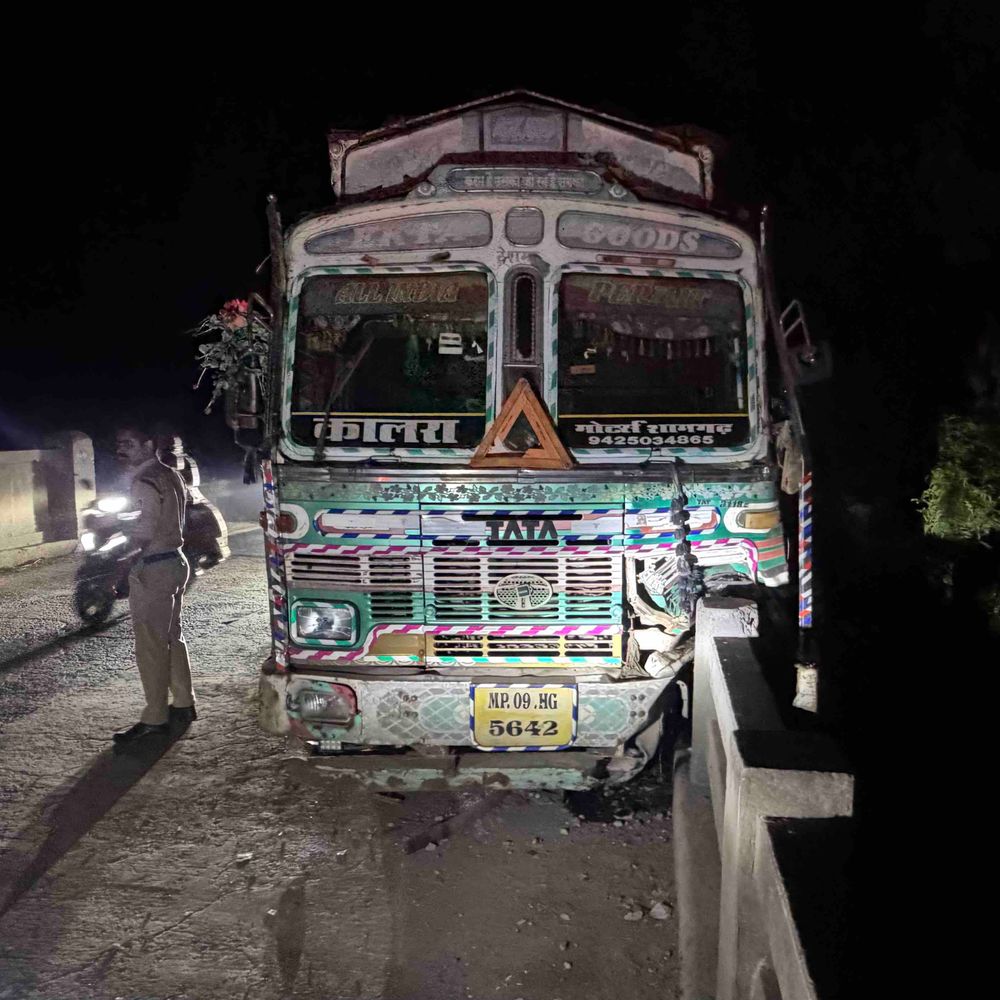 पुल पर खाद भरा ट्रक रेलिंग तोड़ हवा में लटका:उज्जैन-जावरा हाईवे पर आगे के पहिए टूटे, नागदा में ड्राइवर मौके से भागा