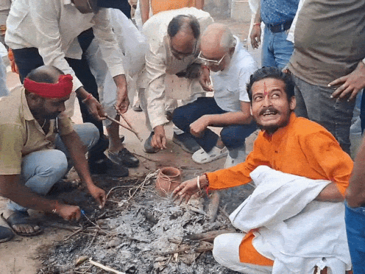 यूजीसी रोलबैक के विरोध में सवर्ण नेताओं का पिंडदान:पुतले का अंतिम संस्कार कर प्रयागराज में बहाई अस्थियां, VIDEO; तेरहवीं-बरसी भी करेंगे