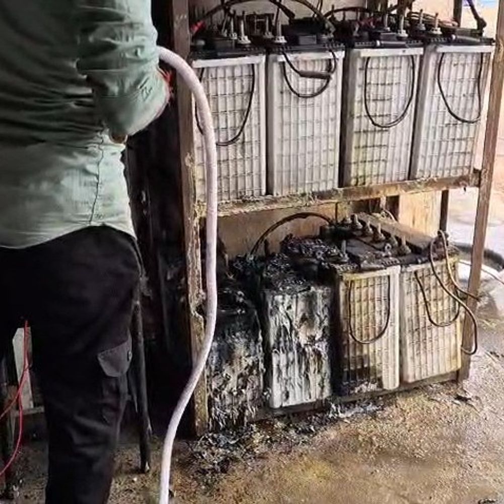 मडियादो ग्रामीण बैंक में आग लगी:चार बैटरियां और इनवर्टर जलकर खाक, कमरों में धुआं भरा