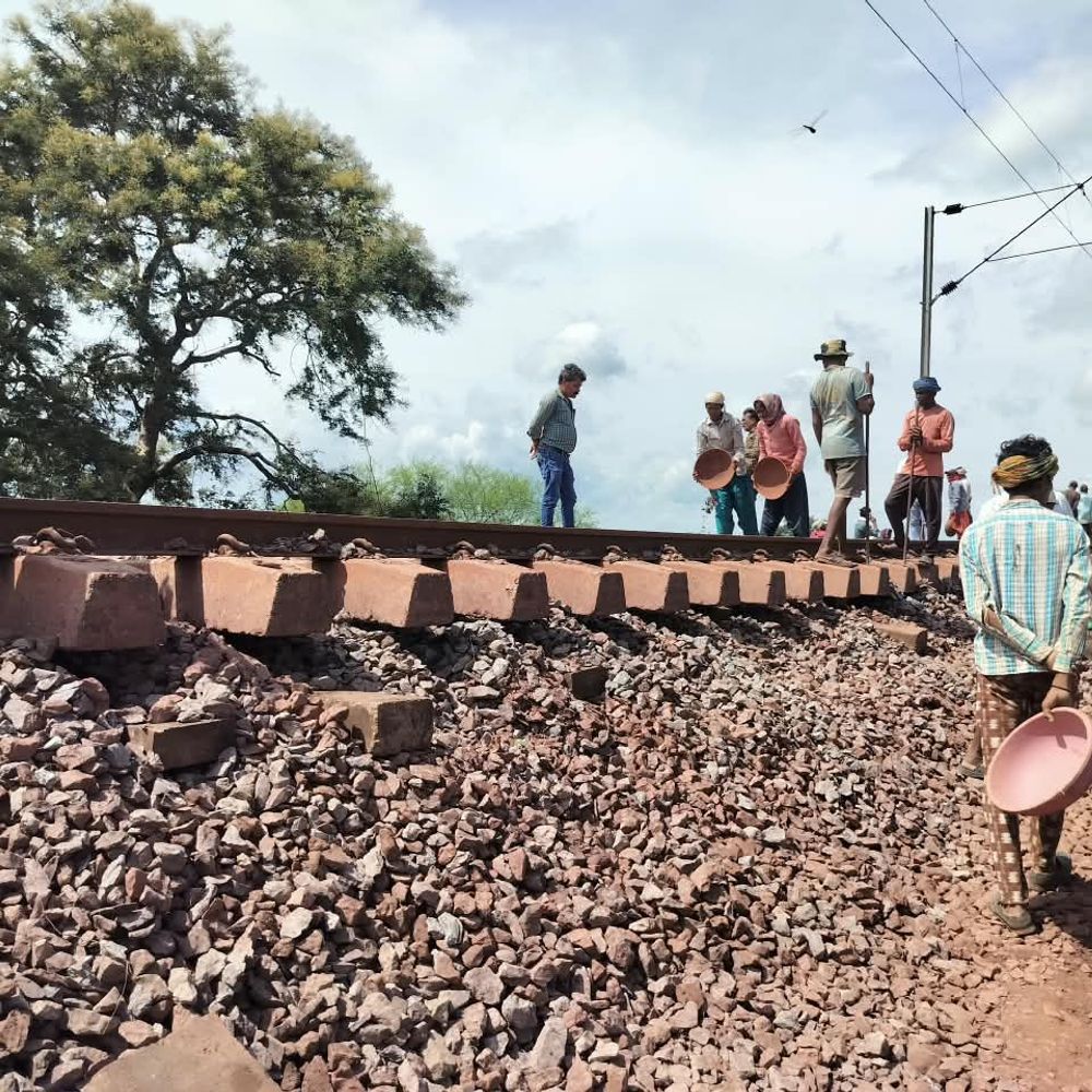 बालोद में 36 घंटे की बारिश से रेलवे ट्रैक धंसा:लाटाबोड़-गुंडरदेही के बीच पानी भरा, 3 घंटे स्टेशन पर खड़ी रही पैसेंजर ट्रेन