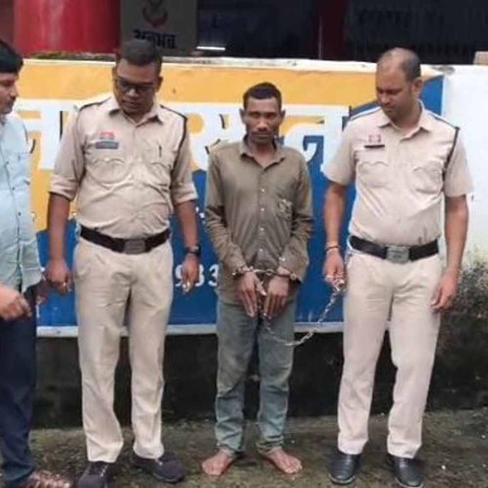थाने से फरार छेड़छाड़ का आरोपी 3 दिन बाद अरेस्ट:दिन में जंगल, रात में घर आता था आरोपी; कोरबा पुलिस ने घेराबंदी कर पकड़ा