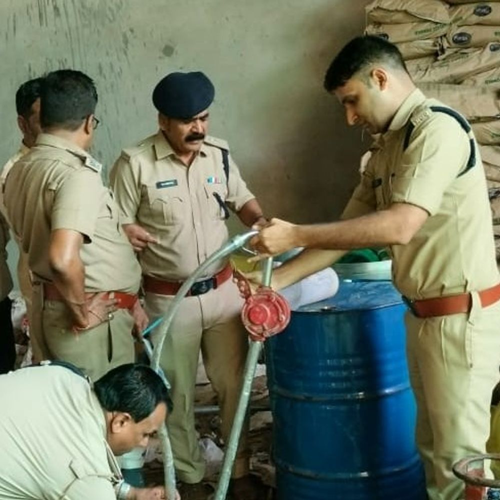 मंदसौर में नकली दूध-घी बनाने वाली फैक्ट्री पकड़ी:करीब 96 किलो यूरिया-पाम ऑयल से बना घी मिला, डेढ़ साल तक बेचा