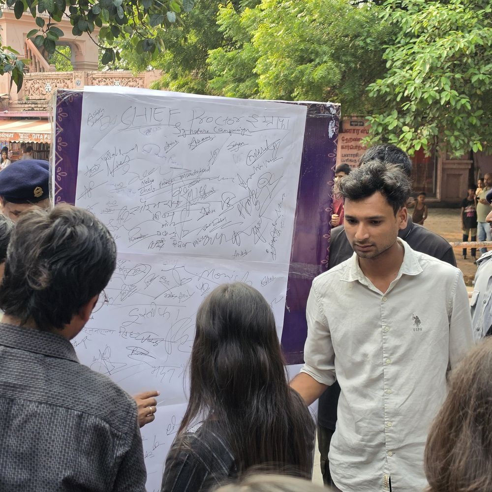 बीएचयू में अभाविप का हस्ताक्षर अभियान:चीफ प्रॉक्टर के इस्तीफे की मांग, सुरक्षा कर्मियों से धक्का-मुक्की का आरोप