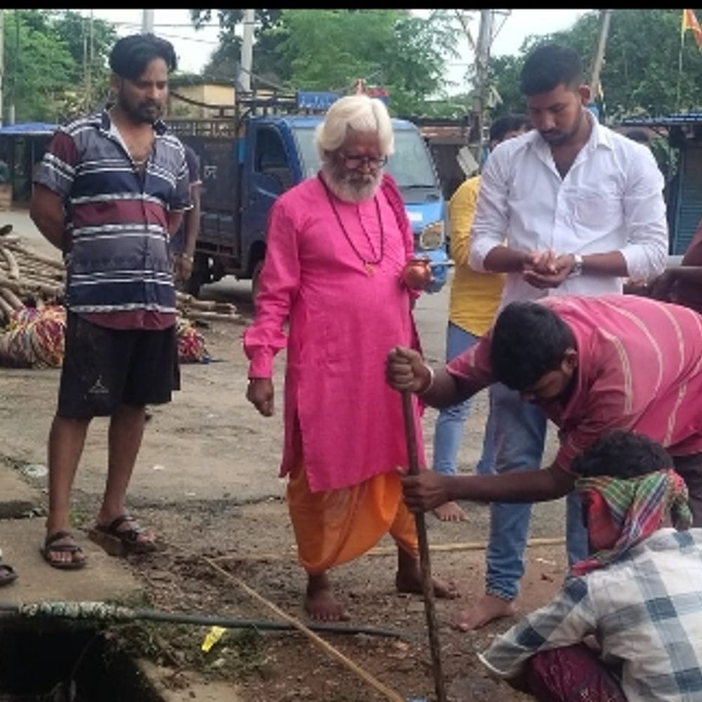 हनुमान मंदिर चौक गाड़ी खाना में दुर्गा पूजा पंडाल निर्माण का खूंटी पूजन