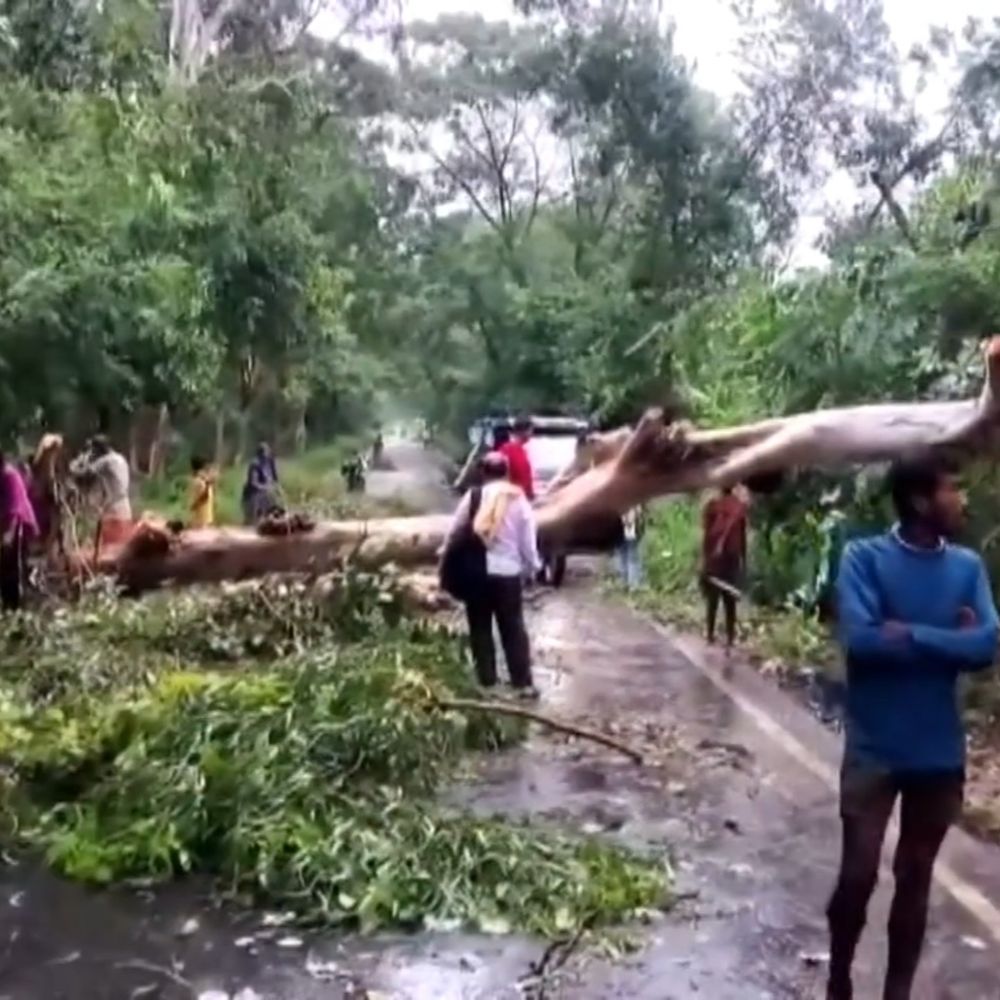 सीवान में बारिश के कारण 3 दिन से पावर कट:मैरवा रेलवे स्टेशन पर 50 मोबाइल चार्जिंग पर, 100 लोग इंतजार में थे खड़े