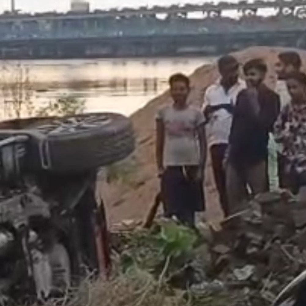 कानपुर में थार बिजली पोल से टकराकर पलटी:एयरफोर्स हॉस्पिटल प्रयागराज के 4 कर्मचारी थे सवार, सभी बाल-बाल बचे