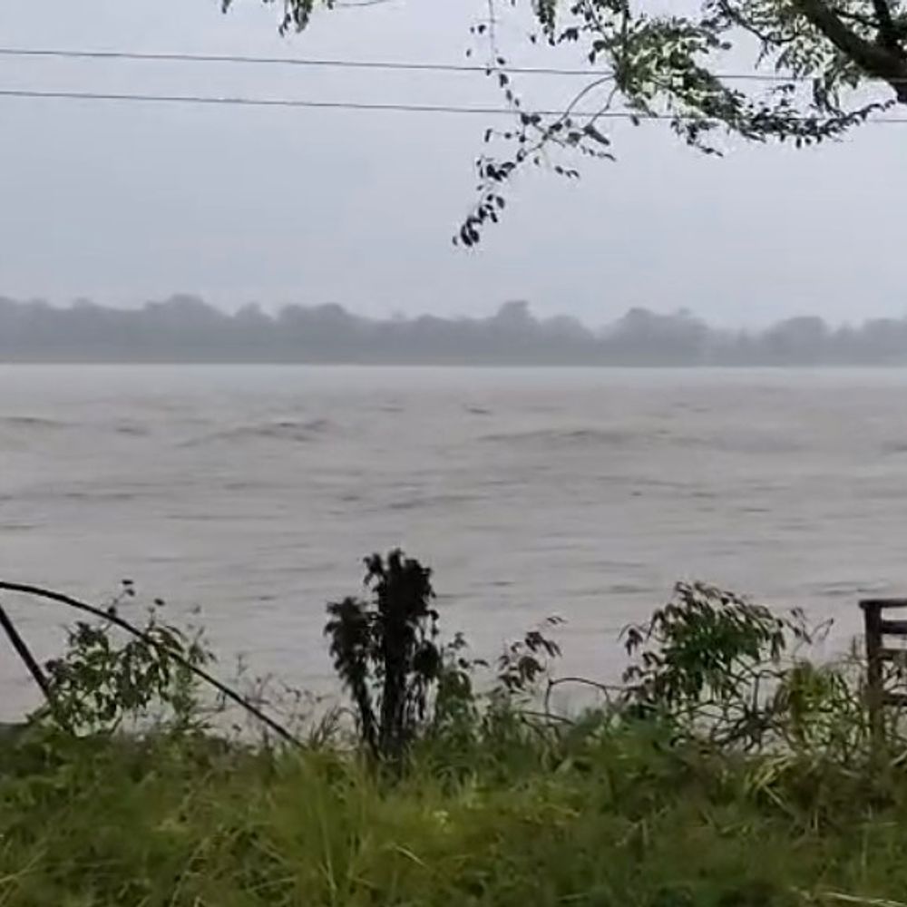 महराजगंज में गंडक बैराज पर 4 लाख क्यूसेक पानी पहुंचा:नेपाल के देवघाट से 4.78 लाख क्यूसेक डिस्चार्ज, निचले इलाकों में बाढ़ का खतरा