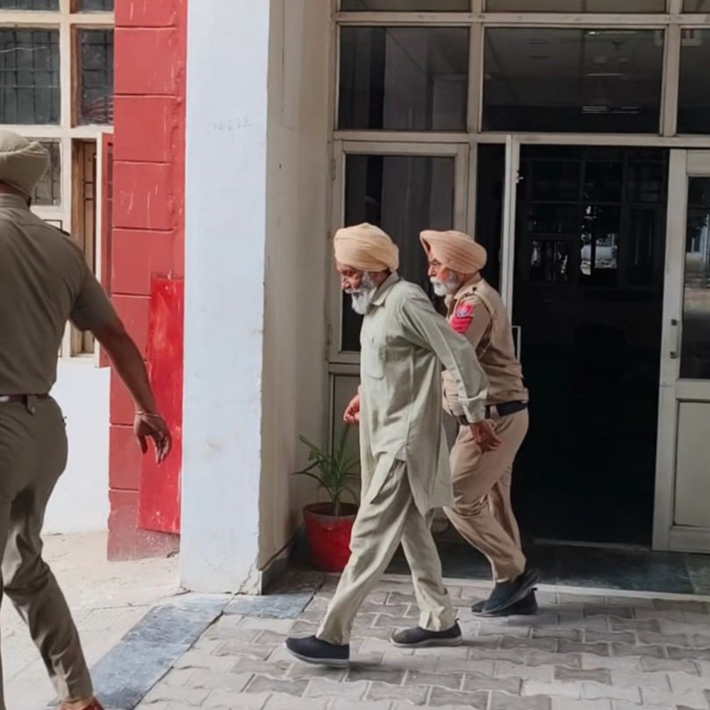 सिद्धू मूसेवाला के पूर्व मैनेजर के पिता गिरफ्तार:पंजाबी गायक गुलाब सिद्धू के घर फायरिंग का मामला, पुलिस ने 3 दिन के रिमांड पर लिया
