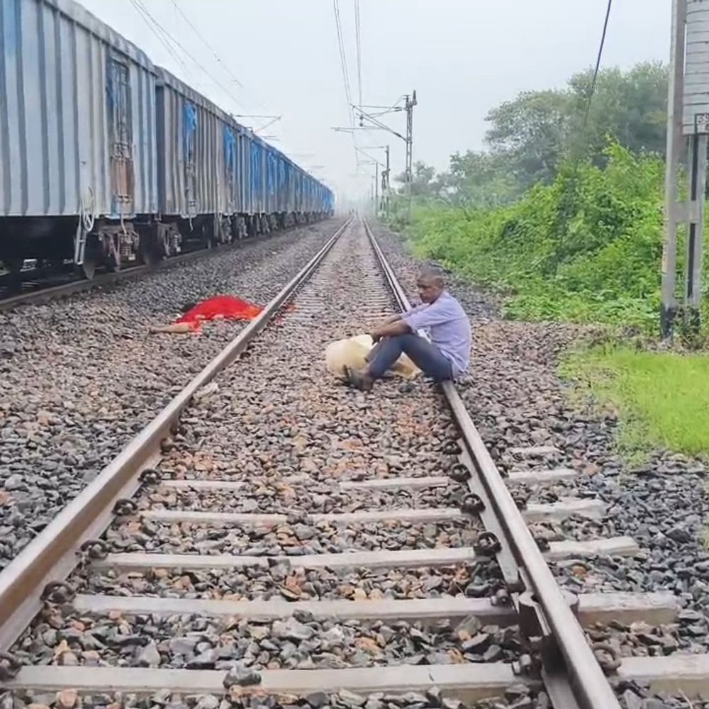 ट्रेन से कटी महिला का शव नोचते रहे कौवे:जमुई में 2 घंटे तक परिजन ने की शव की रखवाली, कपड़े-प्लास्टिक में बांधकर ले गए अस्पताल