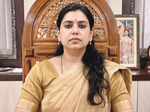 IAS से इस्तीफा देने वाली दिव्या मित्तल अब क्या करेंगी:यूपी की राजनेता बनेंगी या घर में बच्चे पालेंगी; VIDEO में देखिए क्या हैं ऑप्शन