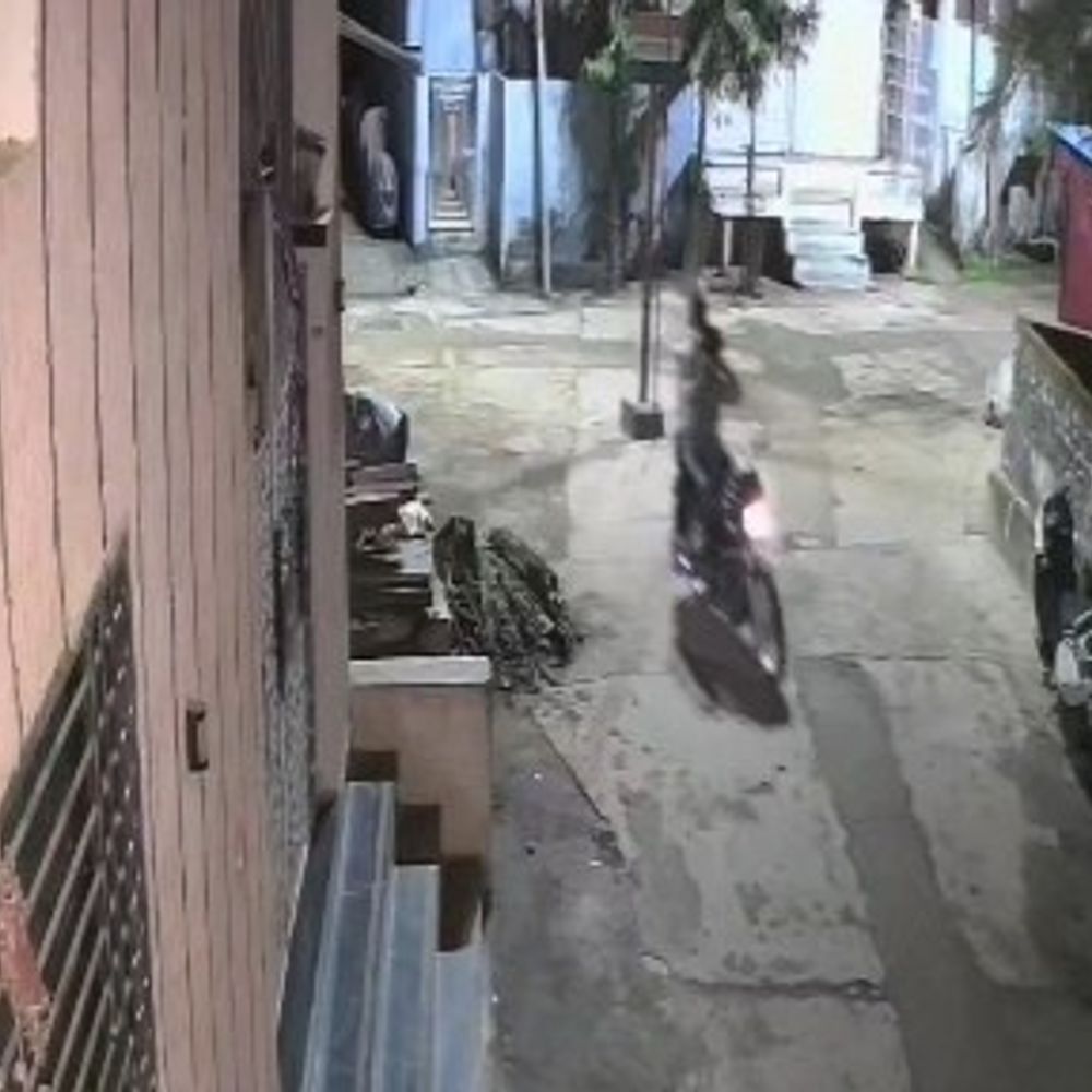 CCTV में घर से बाइक चोरी करते 2 बदमाश दिखे:रैकी कर लॉक खोला; कबाड़ कारोबारी से मालिक को मिली चोरों की जानकारी