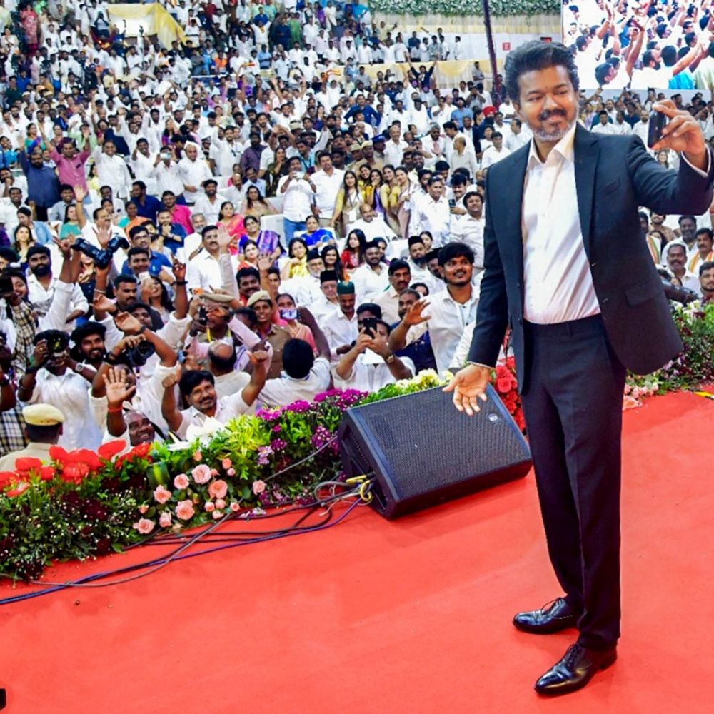 करूर भगदड़ का एक साल- CM विजय ने श्रद्धांजलि दी:कहा- यह कभी न भरने वाला घाव; विजय की रैली में हुई थीं 41 मौतें