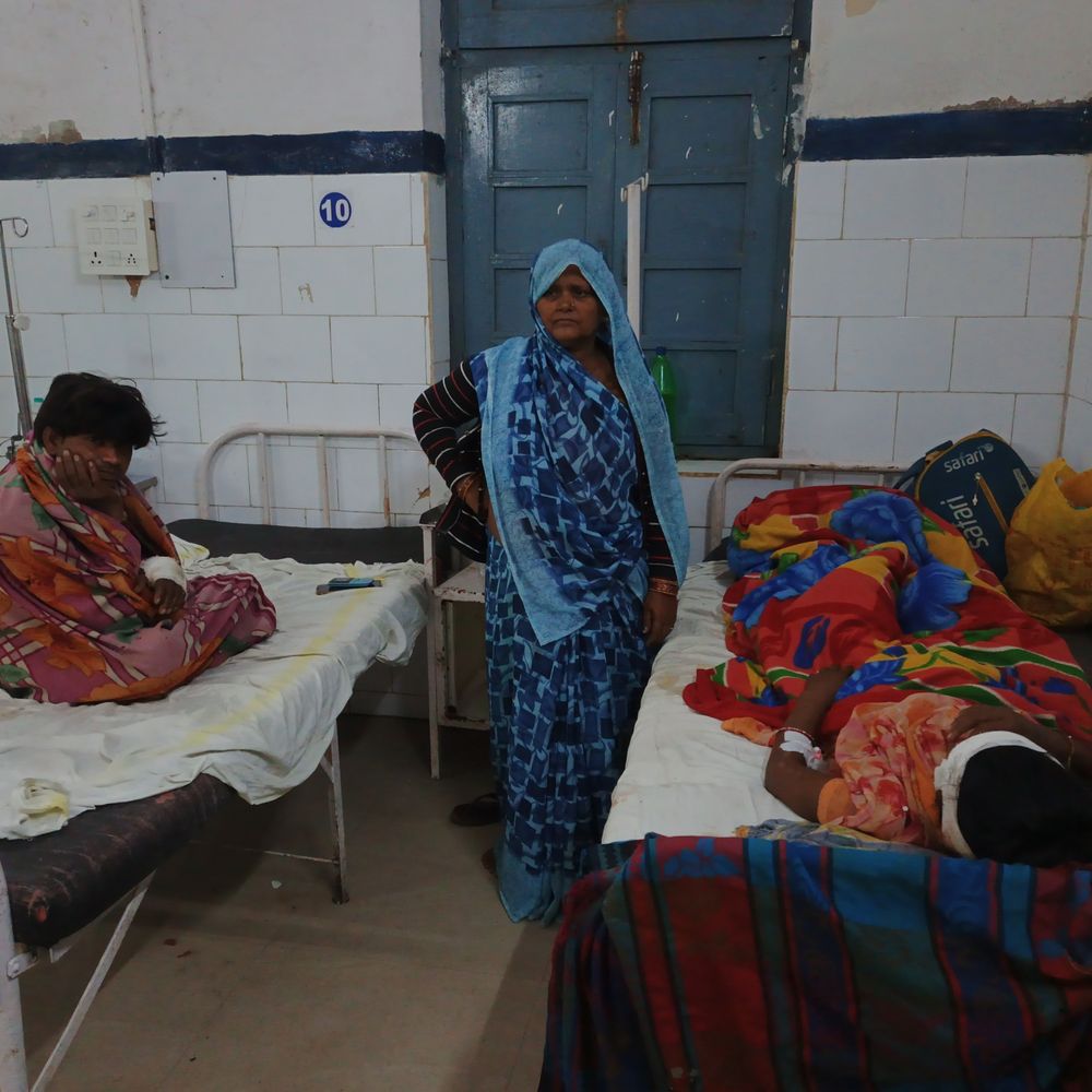 ससुराल से लौट रहे दंपती को ट्रक ने मारी टक्कर:बाइक अनियंत्रित होकर गिरी; पति-पत्नी गंभीर घायल, पन्ना रेफर