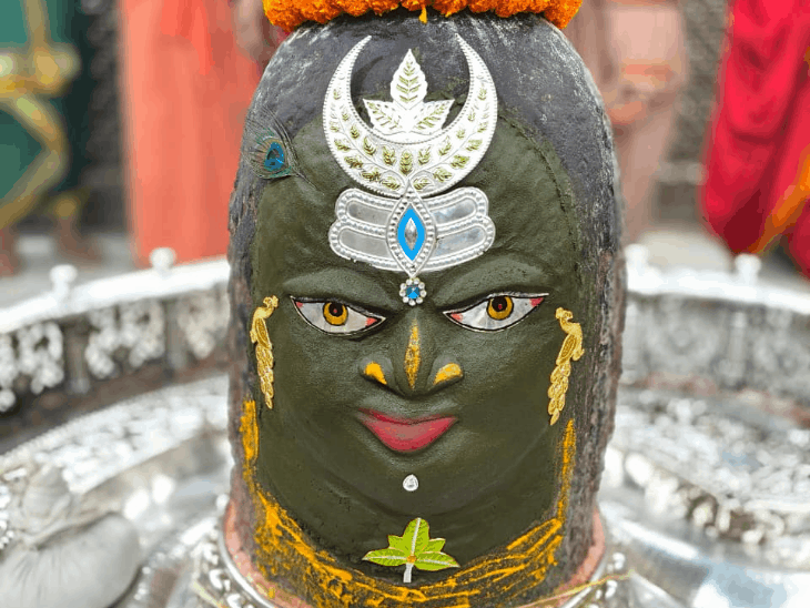 रविवार भस्म आरती दर्शन:भगवान महाकाल को त्रिशूल, त्रिपुंड और डमरू के साथ भांग-चंदन अर्पित कर श्रृंगार किया गया