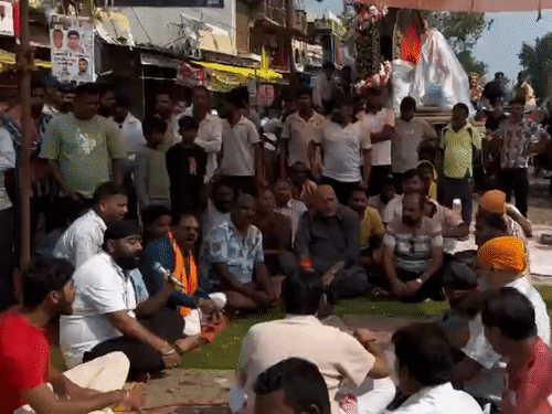 सिमगा में गणेश विसर्जन पर कांग्रेस-भाजपा का धरना:पुलिस की कार्रवाई के विरोध में सिमगा बंद, लाठीचार्ज का आरोप, आश्वाशन के बाद प्रदर्शन ख़त्म