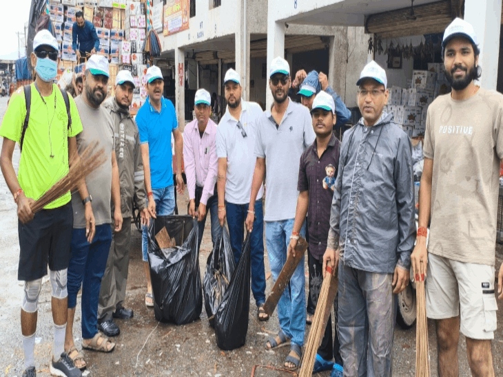 स्वच्छता का संदेश लेकर मैदान में उतरे जियो कर्मचारी:रेलवे स्टेशन से बाजार जैसे सार्वजनिक जगहों पर की सफाई,लोगों से कचरा नहीं फैलाने की अपील