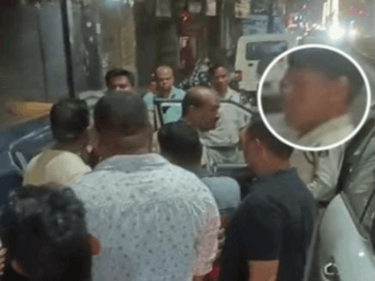 नशे में ASI ने कार को दो बार टक्कर मारी:विरोध करने पर कार मालिक से की बहस, वीडियो वायरल; मोटर व्हीकल एक्ट में कार्रवाई