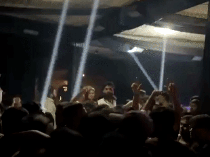 रायपुर में VIP रोड के क्लब में चले लात-घूंसे...VIDEO:EDO क्लब में DJ कॉम्पिटिशन के दौरान दो गुट भिड़े, मारो-मारो आवाज के साथ शुरू हुई थी हाथापाई