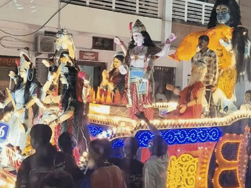 गणेश विसर्जन झांकियों के दौरान बिगड़ी व्यवस्था:भारत माता और जयस्तंभ चौक पर लगा जाम, घंटों फंसी झांकियां, आगे निकलने को लेकर बहस-मारपीट