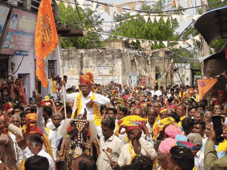 कलश यात्रा में 36 गांवों के लोग हुए शामिल:महिलाओं ने पारंपरिक नृत्य भी किया, हिम्मतगढ़ में 12 रामायण पाठ पूरे होने पर गूंजे जयघोष