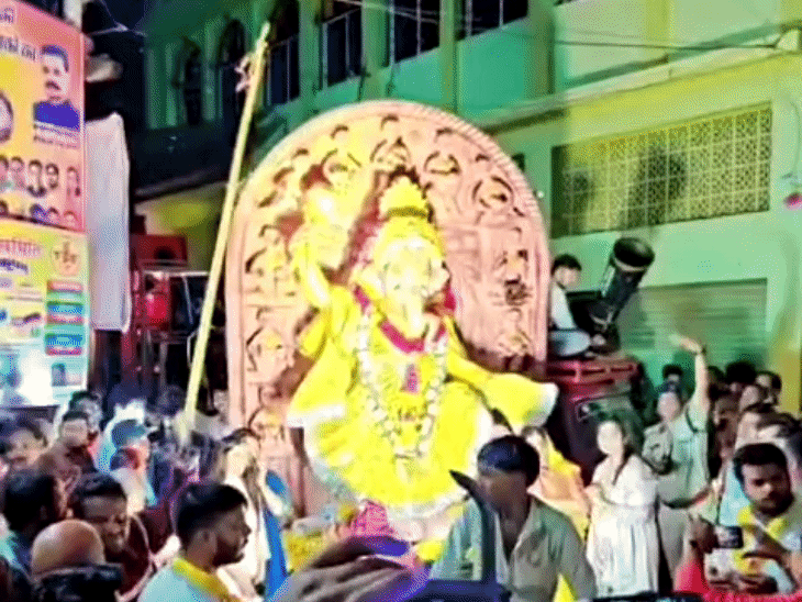आगर-मालवा में गणेश विसर्जन जुलूस में दो पक्ष भिड़े, VIDEO:पुलिस के सामने थाने में भी हाथापाई; जुलूस आगे-पीछे करने पर विवाद