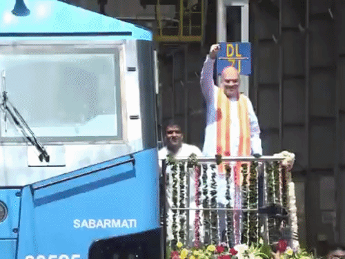 
                 शाह ने देश की पहली LNG ट्रेन को हरी-झंडी दिखाई:टैंक फुल होने पर 2200 किमी चलेगी, LNG और डीजल के बीच स्विच कर सकेगा इंजन 
            