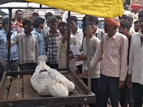 शिवपुरी में युवक की मौत के बाद चक्काजाम:करंट लगने से गई थी जान, लाइनमैन पर लापरवाही का आरोप; FIR की मांग
