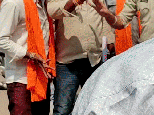रायसेन में घायल पर FIR का विरोध, चक्काजाम:परिजनों ने SP ऑफिस के सामने धरना दिया, जांच के आश्वासन पर खत्म प्रदर्शन