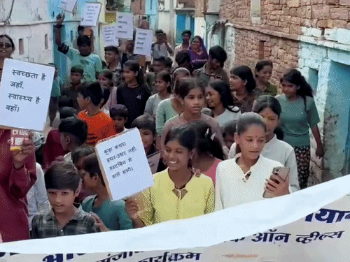 बक्सवाहा के 4 गांवों में स्वच्छता अभियान:ग्रामीणों ने झाड़ू उठाकर स्वच्छता का संदेश दिया, 306 युवाओं, आशा कार्यकर्ताओं ने लिया हिस्सा