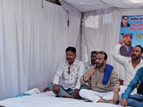 मंदसौर नगरपालिका कर्मचारियों की भूख हड़ताल शुरू:गांधी चौराहे पर धरना, अनुकंपा नियुक्ति और समय पर वेतन समेत कई मांगें
