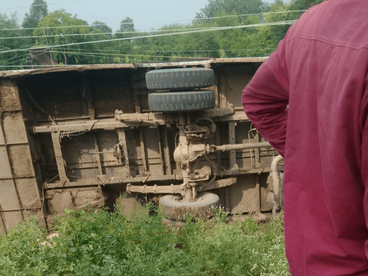 बड़ामलहरा में यात्रियों से भरी बस पलटी, कई घायल:अस्पताल में भर्ती, भगवां से छतरपुर आ रही थी बस