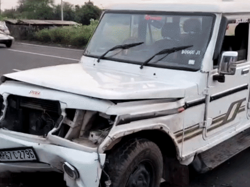 NH-46 पर बोलेरो का टायर फटा, गाड़ी पलटी:3 साल के मासूम समेत 7 लोग घायल, 2 की हालत गंभीर; अस्पताल में भर्ती