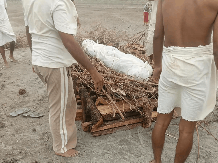 प्रेमानंद महाराज के शिष्य की संदिग्ध मौत...परिजनों ने उठाए सवाल:कहा-आत्मघाती कदम नहीं उठा सकता,CBI जांच हो; वृंदावन में चौथी मंदिर से कूदे थे रसिक दुलारी शरण