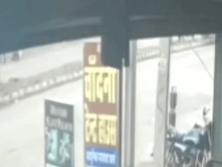 ग्वालियर में छात्र की मौत का फुटेज सामने आया:ट्रक ने पीछे से मारी टक्कर, सड़क पर गिरे किशोर के ऊपर से निकल जाता है पहिया