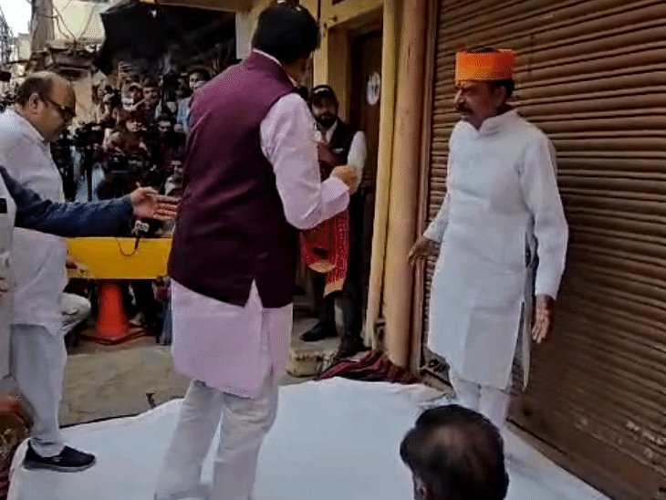 पैतृक घर देखा तो भावुक हुए CM मोहन याद:उज्जैन में सड़क चौड़ीकरण की जद में मकान, परिवार नहीं लेगा मुआवजा
