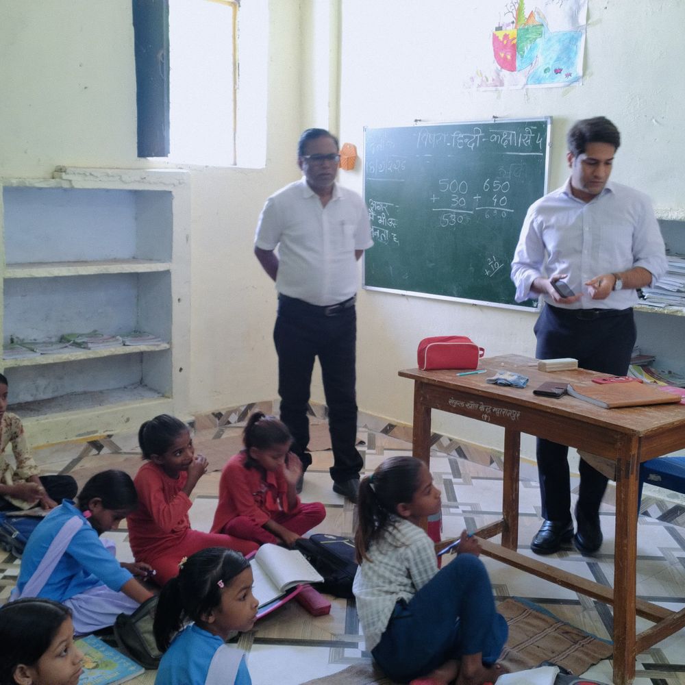 छतरपुर में कक्षा में नहीं मिली शिक्षिका:बच्चों का कमजोर स्तर सामने आया, दो प्राथमिक शिक्षकों की एक-एक वेतनवृद्धि पर रोक
