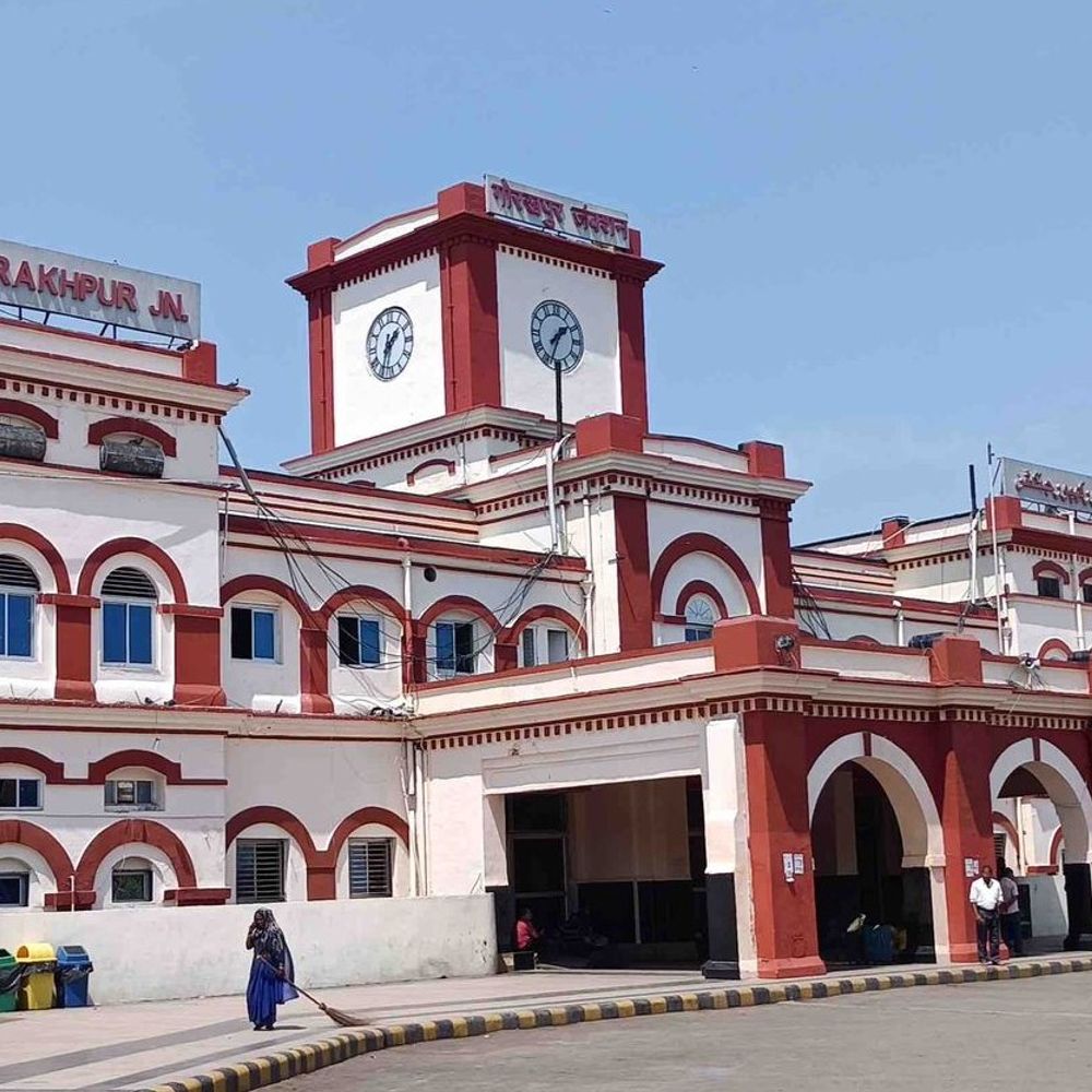 गोरखपुर में अमृत भारत ट्रेन पर पथराव:यात्री घायल, अंधेरे में भागा आरोपी; RPF-GRP ने शुरू की तलाश