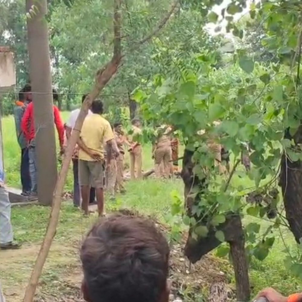 कौशांबी में खेत में मिला अधेड़ का शव:शरीर पर चोट के निशान नहीं, जहरीले जीव के काटने की आशंका; CCTV खंगाल रही पुलिस