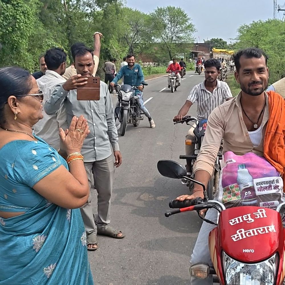 विधायक ने हाथ जोड़कर हेलमेट लगाने की अपील की:पुलिस चेकिंग के दौरान बाइक सवारों को खुद की सुरक्षा सुनिक्षित करने कहा