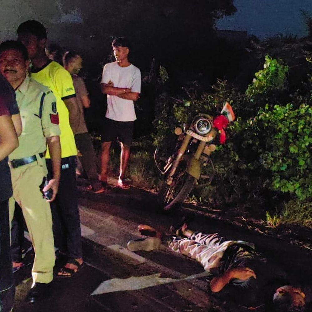 कांकेर में NH-30 पर मवेशी से टकराई बाइक:CRPF जवान ने मौके पर तोड़ा मौत; बलौदाबाजार का रहने वाला था