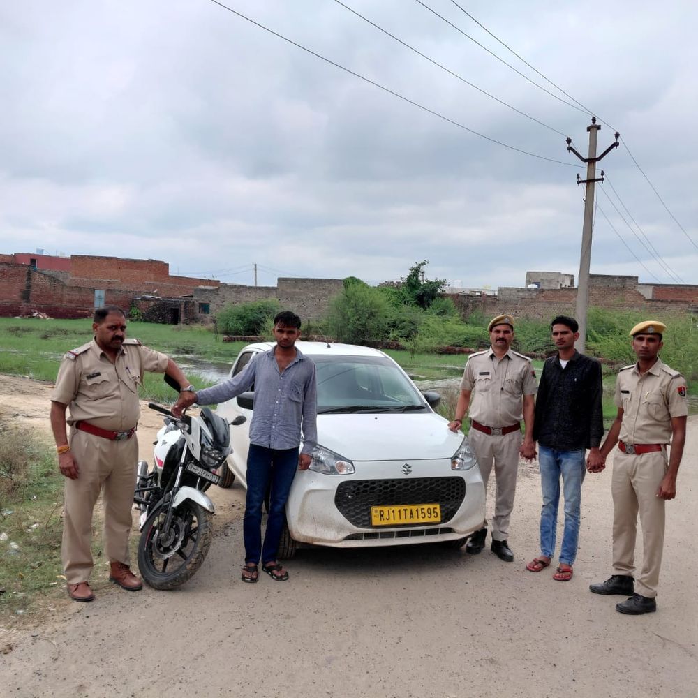 धौलपुर में 5-5 हजार के 2 इनामी बदमाश गिरफ्तार:कार-बाइक जब्त, रीको में नमकीन फैक्ट्री संचालकों पर किया था जानलेवा हमला