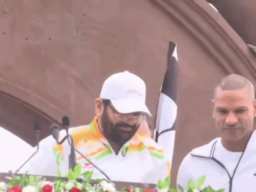 फरीदाबाद में सीएम सैनी ने दिखाई मैराथन को हरी झंडी:क्रिकेटर शिखर धवन पहुंचे,1 लाख से ज्यादा रजिस्ट्रेशन हुए, विजेता को मिलेंगे 10 लाख