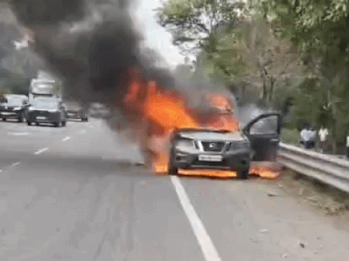 कुरुक्षेत्र GT रोड पर चलती Nissan Terrano में लगी आग:बोनट से उठा धुआं, दोबारा गाड़ी में बैठते ही उठीं लपटें; भाकियू मेंबर ने कूदकर बचाई जान