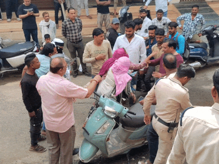 पति ने पत्नी को वकील के साथ होटल में पकड़ा:जबलपुर में होटल के बाहर मारपीट, तीन तलाक दिया; पुलिस ने मामला शांत कराया