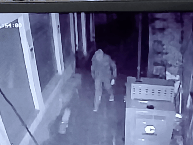 छतरपुर के बाजना में थाना के सामने ज्वेलरी दुकान साफ:अगले दिन बैंक का ताला टूटा, चोरों ने 24 घंटे में दो वारदातों को अंजाम दिया